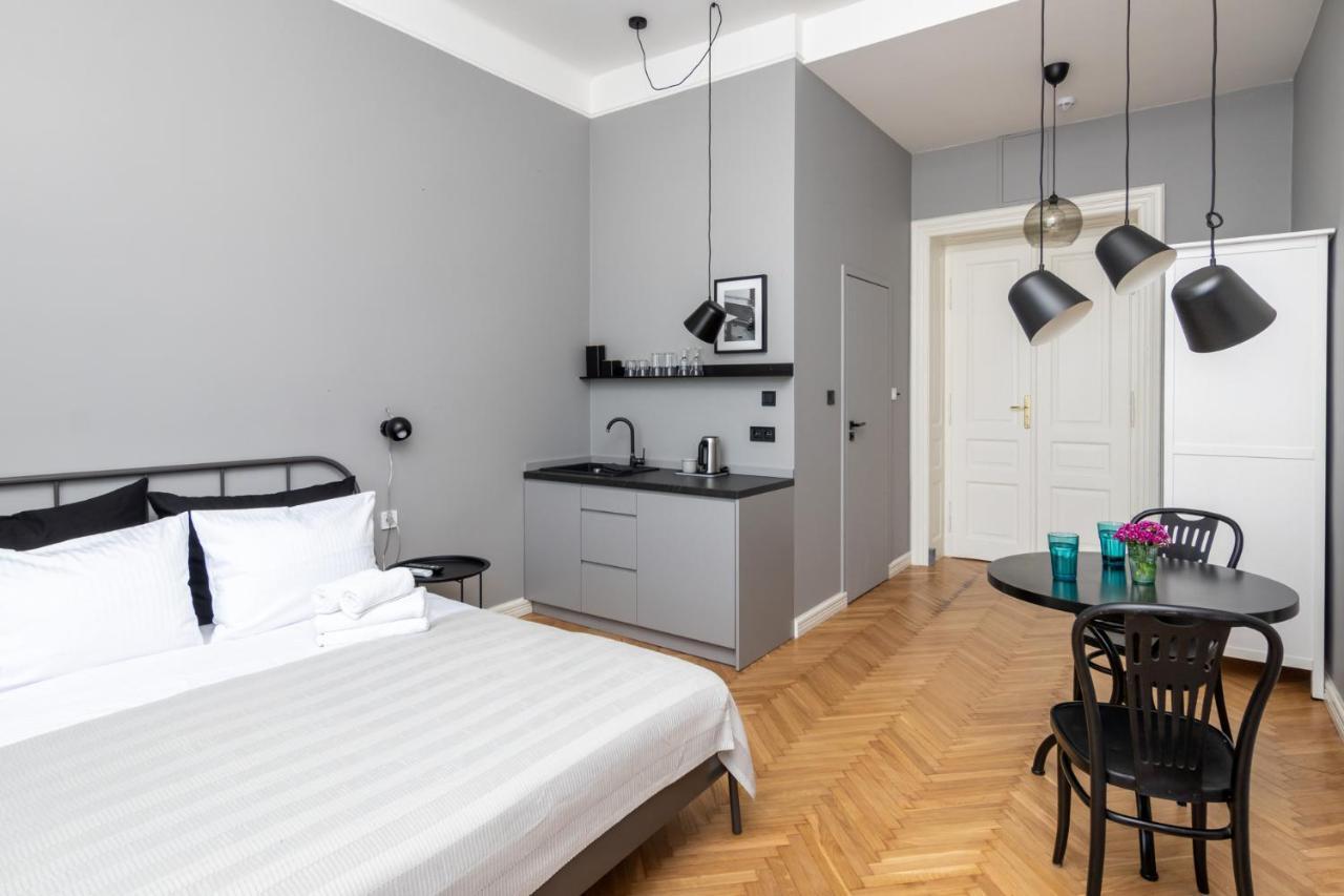 Barbacan Suites - Old Town Apartments - By Upstairs Krakow Bagian luar foto